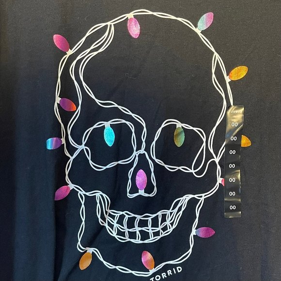 NWT Torrid Woman's Black Skull with Christmas Lights Graphic Tee Size Medium - Picture 3 of 6